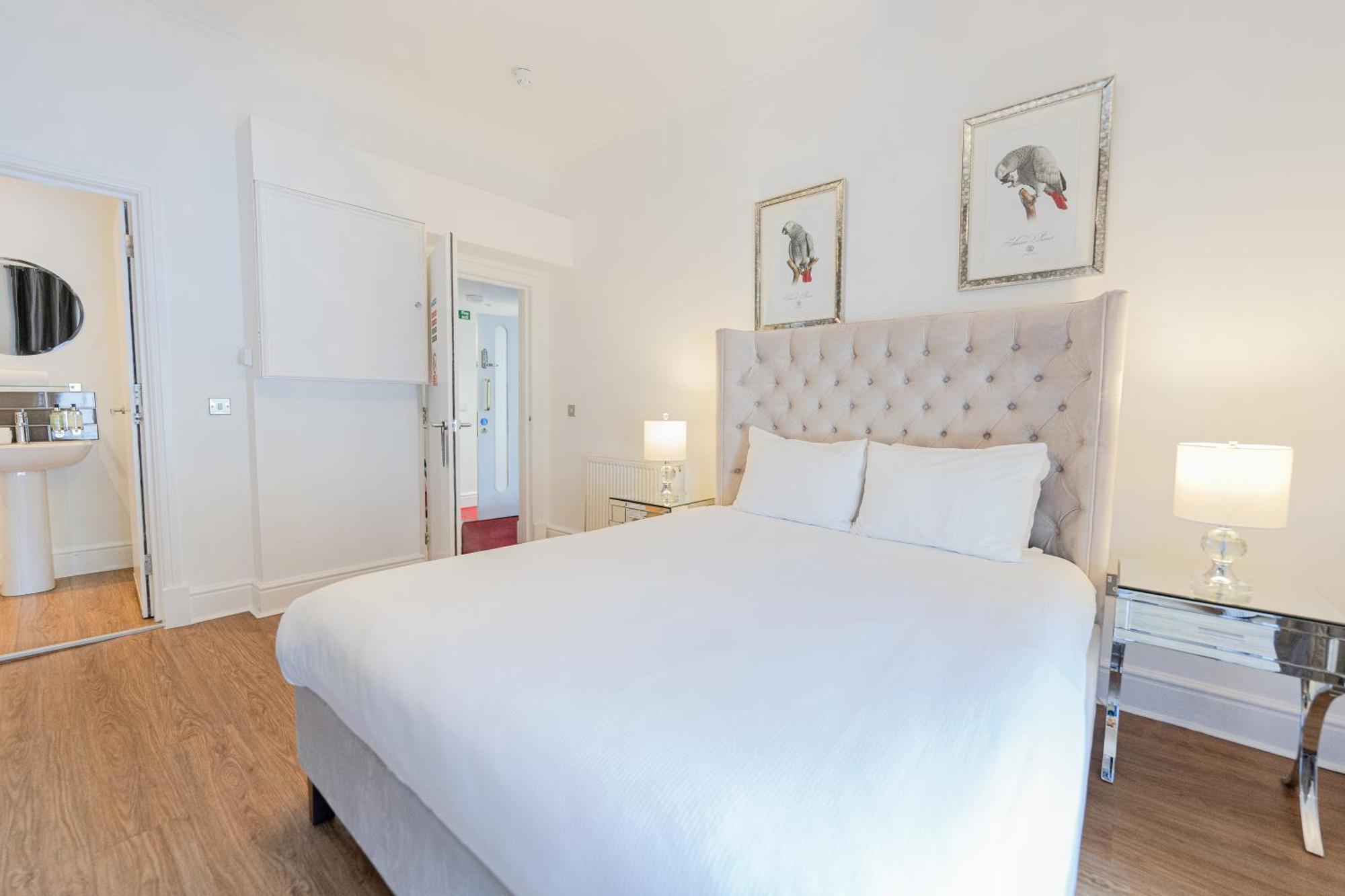 Edinburgh Castle Apartments — Photos 1
